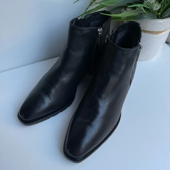 - AQUATALIA Nadie Black leather Waterproof booties size7.5 like New
